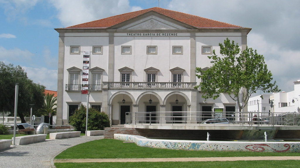Teatro Garcia de Rezende, exterior