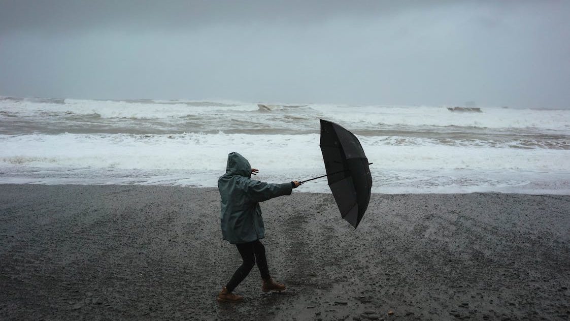 Babet, Aline e Ciarán: comboio de tempestades de chuva, vento e agitação marítima